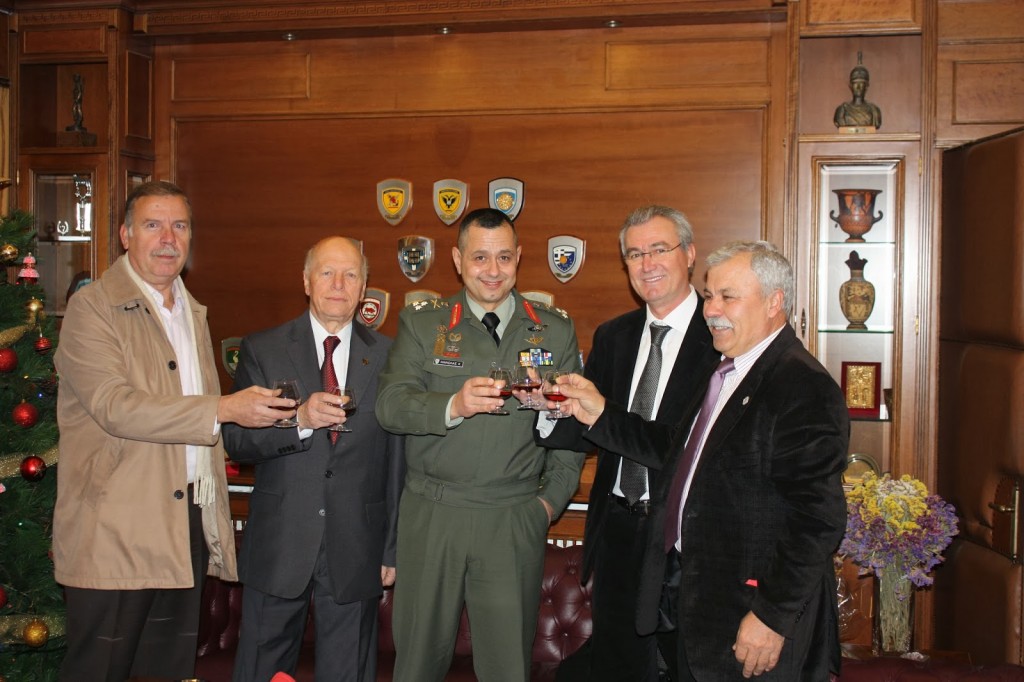 2013-12- 23 Ευχές 1η ΣΤΡΑΤΙΑ (3)