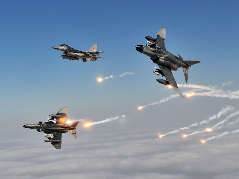 Turkey F-16 Fighting Falcon Using Flares (3)
