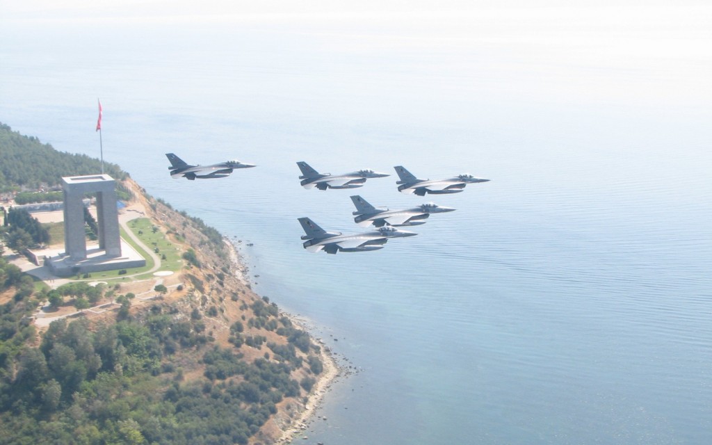 fighter_jets_formation_flying_turkish_air_force_1680x1050_3555