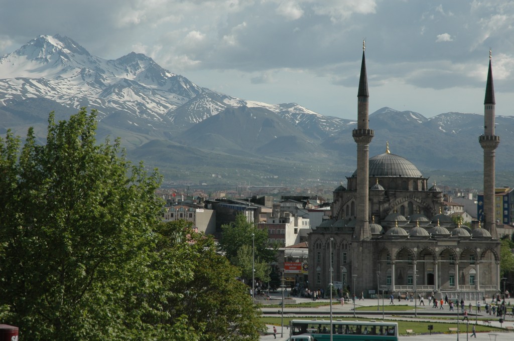 Kayseri'deki_Erciyes_dağı_ve_Bürüngüz_camii