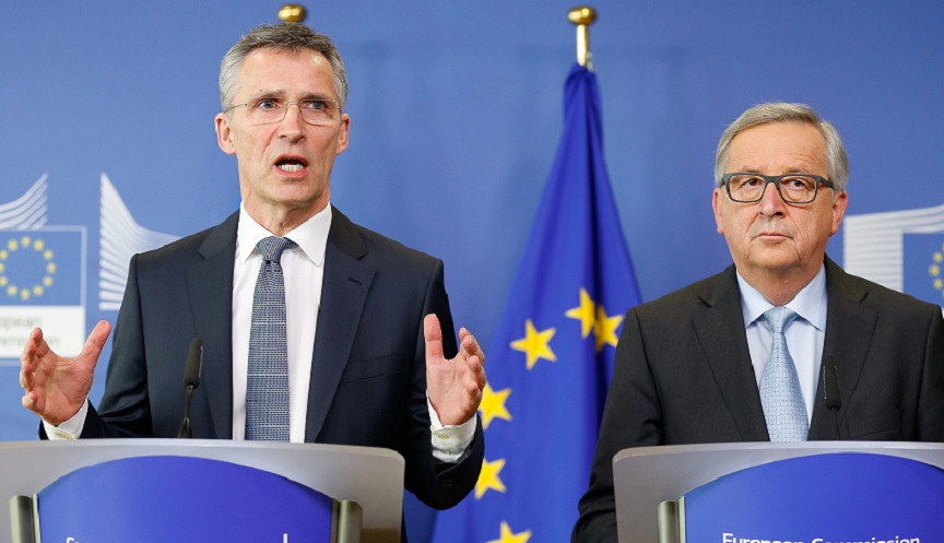 epa05204658 NATO Secretary General Jens Stoltenberg (L) address a press conference with the President of the European Commission Jean-Claude Juncker at the European Commission in Brussels, Belgium, 10 March 2016. EPA/LAURENT DUBRULE