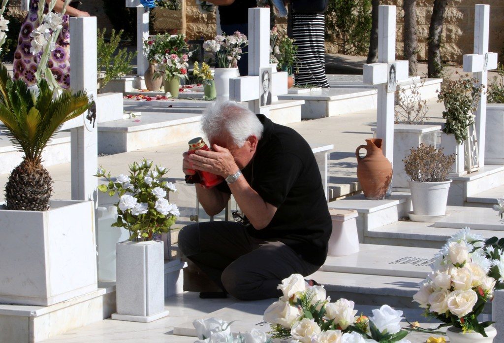 Συγγενείς αφήνουν λουλούδια στους τάφους των πεσόντων κατά την διάρκεια της τουρκικής εισβολής του 1974, Δευτέρα 20 Ιουλίου 2015. Επιμνημόσυνη δέηση υπέρ των πεσόντων αξιωματικών και οπλιτών κατά την τουρκική εισβολή του 1974 τελέστηκε το πρωί στο στρατιωτικό κοιμητήριο στον Τύμβο Μακεδονίτισσας. Στην τελετή παρέστησαν ο Πρόεδρος της Κυπριακής Δημοκρατίας, Νίκος Αναστασιάδης , εκπρόσωποι κομμάτων, η ηγεσία της Εθνικής Φρουράς και της Αστυνομίας, εκπρόσωποι συνδέσμων πολεμιστών κατά την τουρκική εισβολή και συγγενείς πεσόντων. ΑΠΕ-ΜΠΕ / ΑΠΕ-ΜΠΕ /ΚΥΠΕ/ΚΑΤΙΑ ΧΡΙΣΤΟΔΟΥΛΟΥ