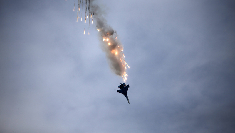 epa05353024 (FILE) A file picture dated 01 August 2015 shows Sukhoi Su-27 jet fighter of the Russkiye Vityazi (Russian Knights) aerobatic teams performing during the opening ceremony of the Tank Biathlon World Championship 2015 in Alabino outside Moscow. The Sukhoi SU-27 fighter jet from the Russian Knights aerobatic team crashed outside Moscow while returning to the base on 09 June 2016. The pilot was killed in the crash.  EPA/MAXIM SHIPENKOV