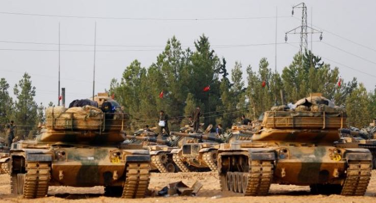 Turkish army tanks and military personnel are stationed in Karkamis on the Turkish-Syrian border in the southeastern Gaziantep province, Turkey, August 25, 2016. REUTERS/Umit Bektas