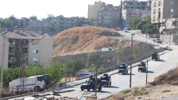 ŞIRNAK’TA YOL KESEREK, KİMLİK KONTROLÜ YAPMAK İSTEYEN GRUBA, POLİS BİBER GAZI VE TAZYİKLİ SU İLE MÜDAHALE ETTİ. (MELİH YİĞİT/ŞIRNAK-İHA)