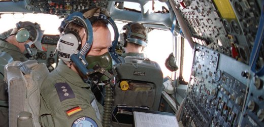 ARCHIV - Im Cockpit eines NATO-AWACS-Aufklärungsflugzeugs (Airborne Warning and Control System) überwachen die beiden Piloten (im Hintergrund) und der Bordingenieur - ein Hauptmann der Bundeswehr - den Flugbetrieb (Archivfoto vom 26.02.1997). NATO-Militärs erwägen den regelmäßigen Einsatz von AWACS-Aufklärungsflugzeugen über Afghanistan. Auf Arbeitsebene werde derzeit erörtert, AWACS-Flüge in den sogenannten Fähigkeitskatalog für die von der NATO geführte Afghanistan-Schutztruppe ISAF aufzunehmen, hieß es am Donnerstag (10.07.2008) in Berlin. Derzeit leisten den Angaben aus Verteidigungskreisen zufolge bei Bedarf die USA solche Flüge über Afghanistan. Foto: Herbert Spies (zu dpa 4182 und 4262 vom 10.07.2008) +++(c) dpa - Bildfunk+++