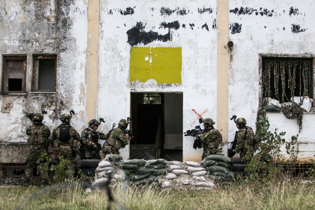 Τα Χαράματα επιχείρησαν «SEALS των ΗΠΑ μαζί με Κομάντος του ΕΤΑ»! (Απίθανες Φώτο) - Εικόνα5 Τα Χαράματα επιχείρησαν «SEALS των ΗΠΑ μαζί με Κομάντος του ΕΤΑ»! (Απίθανες Φώτο) - Εικόνα5