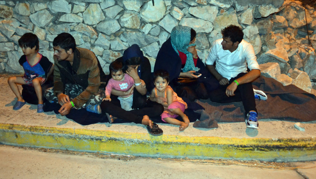 Πρόσφυγες και μετανάστες αποχωρούν από το hot spot της Μόριας, ύστερα από τα επεισόδια, Δευτέρα 19 Σεπτεμβρίου 2016. Τα επεισόδια ξεκίνησαν με αφορμή τη φήμη που κυκλοφόρησε μέσα στον καταυλισμό, περί ομαδικής επαναπροώθησης στην Τουρκία. ΑΠΕ-ΜΠΕ/ΑΠΕ-ΜΠΕ/ΣΤΡΑΤΗΣ ΜΠΑΛΑΣΚΑΣ