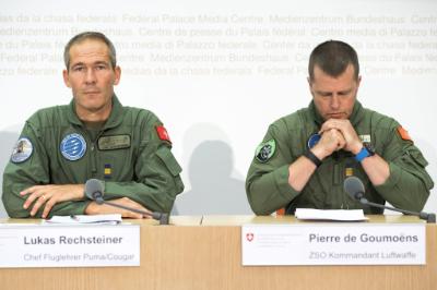 epa05561458 Lukas Rechsteiner, chief flying instructor Puma Cougar (L) and Pierre de Goumoens, field officer and F/A-18 pilot, during a press conference, in Bern, Switzerland, 29 September 2016. On 28 September a Swiss army helicopter crashed killing both pilots and injuring the flight assistant, in the Alps near the fort Sasso da Pigna close to the Gotthard mountain pass in Airolo, southern Switzerland. The accident happened around midday at an altitude of 2,100 metres. EPA/ANTHONY ANEX