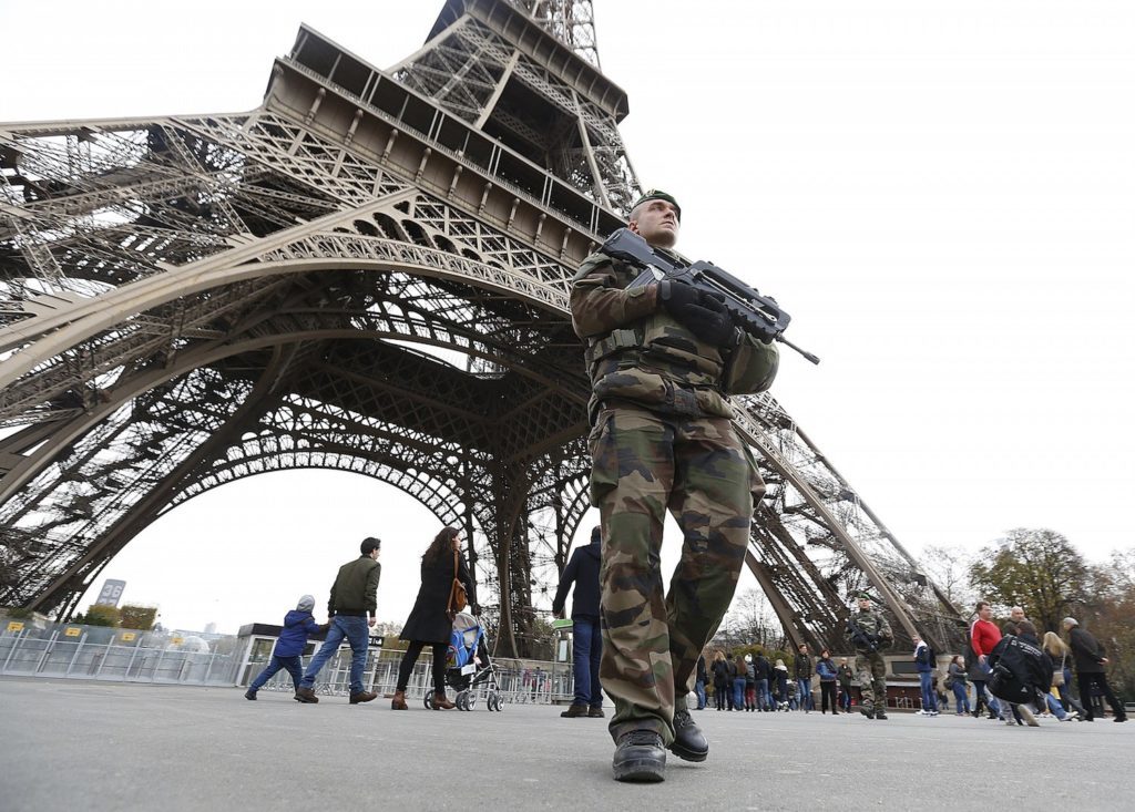 paris-french-military-soldier-patrol-eiffel-tower-1024x733