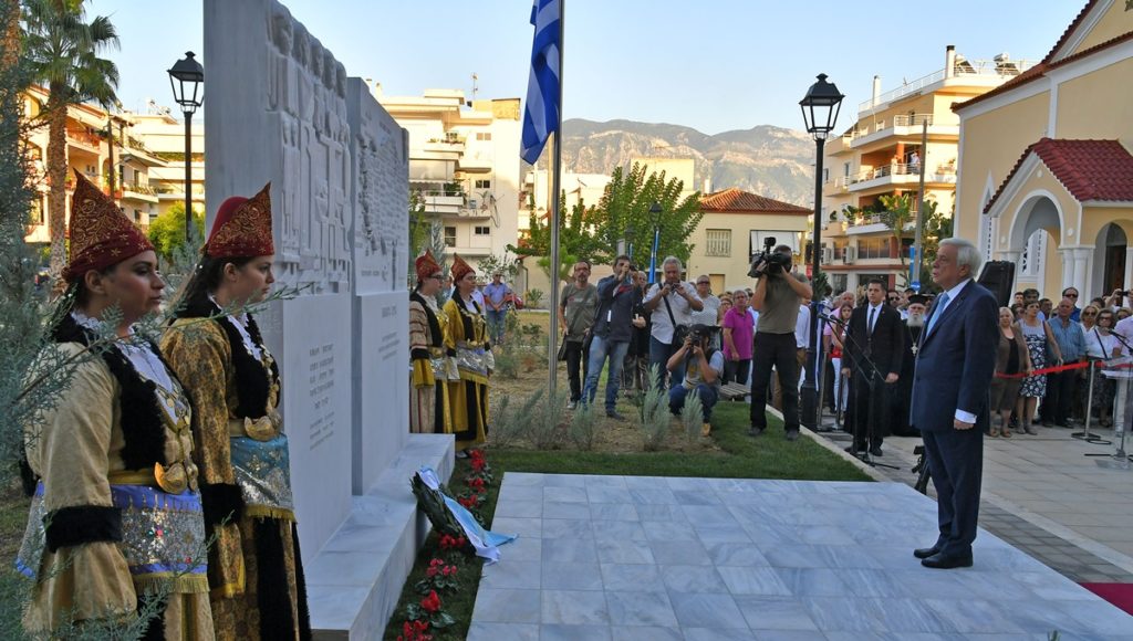 Ο Πρόεδρος της Δημοκρατίας Προκόπης Παυλόπουλος κοιτάζει το Μνημείο μετά τα αποκαλυπτήρια του, το Σάββατο 1 Οκτωβρίου 2016, στην πλατεία του Ιερού Ναού Αναλήψεως στην Καλαμάτα. Ο Πρόεδρος της Δημοκρατίας μεταβεί στην Καλαμάτα για να τελέσει τα αποκαλυπτήρια του Μνημείου Μικρασίας και Μικρασιατών και στη συνέχεια επισκέφτηκε τον εκθεσιακό χώρο του Λυκείου Ελληνίδων Καλαμάτας όπου εγκαινίασε τη μόνιμη έκθεση της συλλογής ελληνικών ενδυμασιών «ΒΙΚΤΩΡΙΑ Γ. ΚΑΡΕΛΙΑ». ΑΠΕ-ΜΠΕ. ΑΠΕ-ΜΠΕ/Νικήτας Κώτσιαρης