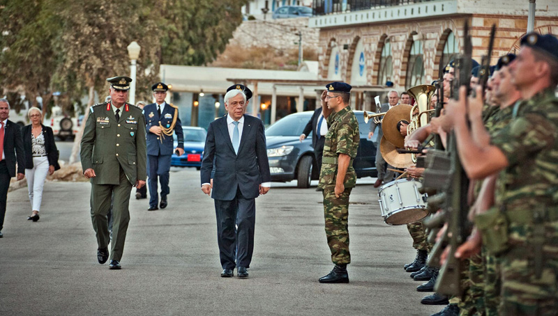 Ο Πρόεδρος της Δημοκρατίας Προκόπης Παυλόπουλος περνάει μπροστά από άγημα κατά την άφιξή του στο μνημείο του σμηναγού Κωνσταντίνου Ηλιάκη στα Πηγάδια Καρπάθου, κατά την επίσκεψή του στο πλαίσιο των εκδηλώσεων του εορτασμού για την 72η επέτειο του απελευθερωτικού κινήματος της Καρπάθου, Τετάρτη 5 Οκτωβρίου 2016. ΑΠΕ ΜΠΕ/ΑΠΕ ΜΠΕ/ΠΑΡΗΣ ΧΡΙΣΤΟΔΟΥΛΟΥ