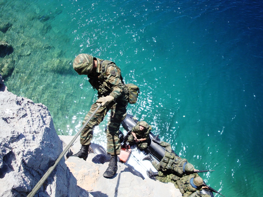 Τα Αμφίβια Κομάντο του 3ου ΕΤΕΘ απαντούν …Έχε πίστη στο Θεό και μια σφαίρα στη Θαλάμη! (φώτο) - Εικόνα4 Τα Αμφίβια Κομάντο του 3ου ΕΤΕΘ απαντούν …Έχε πίστη στο Θεό και μια σφαίρα στη Θαλάμη! (φώτο) - Εικόνα4