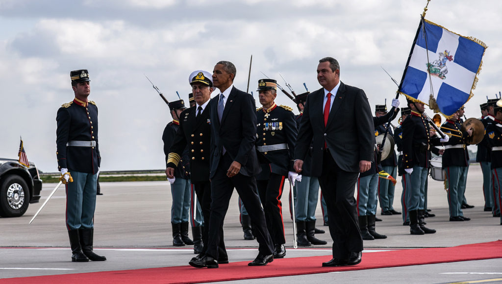 Ο υπουργός Εθνικής Άμυνας, Πάνος Καμμένος(Δ) υποδέχεται τον Πρόεδρο των Ηνωμένων Πολιτειών της Αμερικής, Μπαράκ Ομπάμα(Κ) κατά την άφιξή του στο αεροδρόμιο Ελευθέριος Βενιζέλος, Σπάτα, Τρίτη 15 Νοεμβρίου 2016. Τον Πρόεδρο ΗΠΑ υποδέχτηκε ο υπουργός Εθνικής Άμυνας, Πάνος Καμμένος, ενώ τιμητικό άγημα απέδωσε τιμές. Έφτασε στην Ελλάδα ο Μπαράκ Ομπάμα, πρώτος σταθμός στο τελευταίο του ταξίδι στην Ευρώπη ως Πρόεδρος των ΗΠΑ, ενώ θα ακολουθήσει η επίσκεψή του στη Γερμανία. Ο Μπαράκ Ομπάμα, είναι ο τέταρτος πρόεδρος των ΗΠΑ που επισκέπτεται την Αθήνα, δεκαεπτά χρόνια μετά την επίσκεψη του Μπιλ Κλίντον. ΑΠΕ-ΜΠΕ/POOL/ΒΑΣΙΛΗΣ ΑΣΒΕΣΤΟΠΟΥΛΟΣ