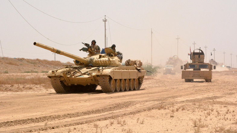 Iraqi government forces drive a tank on June 22, 2016 some 40 kilometers (25 miles) west of Qayyarah, during their operation to take the city and make it a launchpad for Mosul.    Qayyarah, which has an airfield, lies across the River Tigris from the main base for pro-government forces in the Kurdish-controlled area of Makhmur. It is some 60 kilometres (35 miles) south of Mosul. Forces working their way up from the south along the Tigris also revived a stalled offensive, security officials in the Salaheddin province said. / AFP PHOTO / Mahmud Saleh