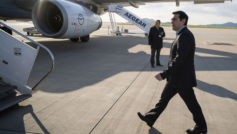 (Ξένη Δημοσίευση) Ο πρωθυπουργός Αλέξης Τσίπρας επιβιβάζεται στο αεροπλάνο για να αναχωρήσει για την έκτακτη Σύνοδο Κορυφής για το μεταναστευτικό που γίνεται σήμερα στις Βρυξέλλες, Πέμπτη 23 Απριλίου 2015. ΑΠΕ-ΜΠΕ/ΓΡΑΦΕΙΟ ΤΥΠΟΥ ΠΡΩΘΥΠΟΥΡΓΟΥ/Andrea Bonetti