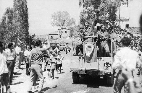 Τυλληρία Κύπρου, Αύγ. 1964, οι στρατιώτες της 31 μοίρας Καταδρομών (33 ΛΟΚ) γίνονται δεκτοί με ενθουσιασμό (φωτό από Ιω. Αυλωνίτη)