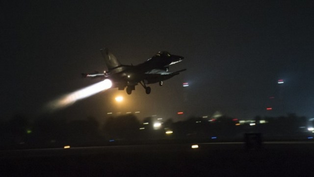 Αποτέλεσμα εικόνας για νυχτερινη πτήση ζευγος F16