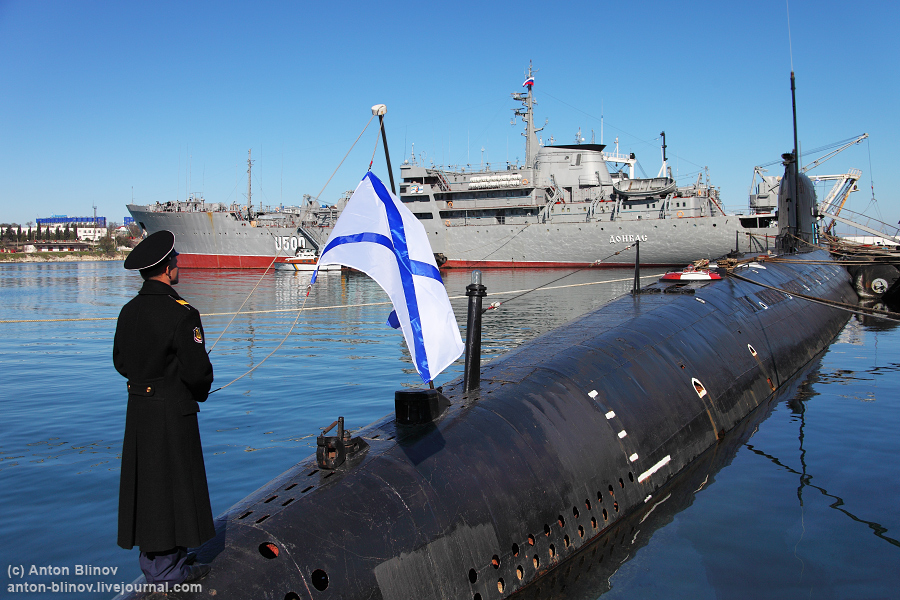 Черноморский подводный флот. Андреевский флаг на подводной лодке. Флагшток на подводной лодке. Подъём флага на подводной лодке. Подъем гюйса на подводной лодке.
