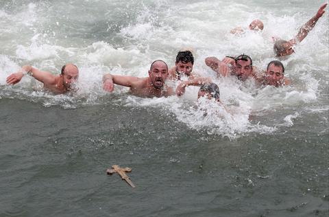 Ο Εορτασμός των Θεοφανείων με τον καθαγιασμό των υδάτων στον Κεράτιο Κόλπο.( video)