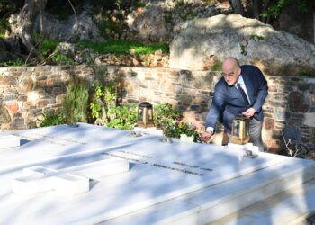 Στον τάφο του Κωνσταντίνου Μητσοτάκη o …ΥΕΘΑ Νίκος Δένδιας