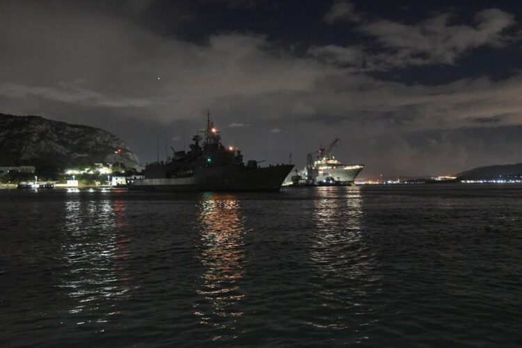 Επιχείριση «Ασπίδες»: Φωτογραφίες από τον απόπλου της φρεγάτας ΥΔΡΑ για την Ερυθρά