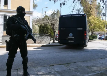 Επιχείρηση της Αντιτρομοκρατικής στην Αθήνα: Οκτώ συλλήψεις για την βόμβα στα Πετράλωνα