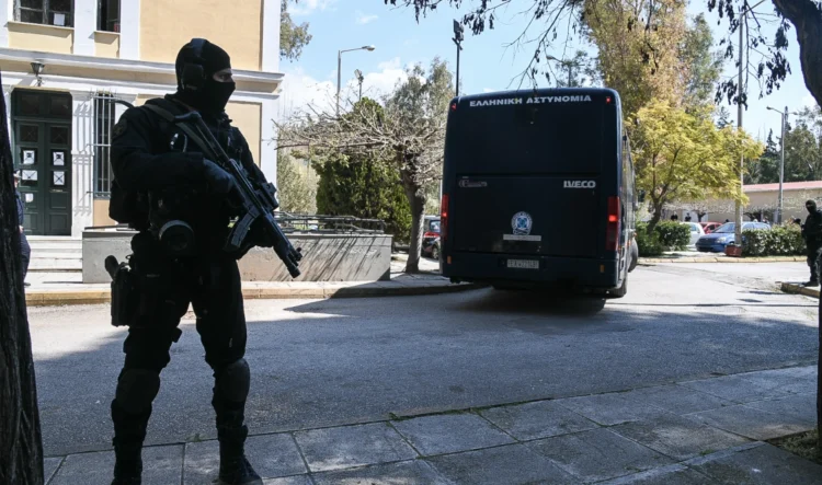 Επιχείρηση της Αντιτρομοκρατικής στην Αθήνα: Οκτώ συλλήψεις για την βόμβα στα Πετράλωνα