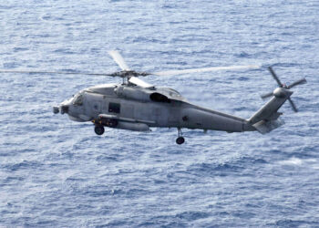 Αεροδιακομιδή ασθενούς από πλοίο με ελικόπτερο Aegean Hawk του Πολεμικού Ναυτικού (vid)