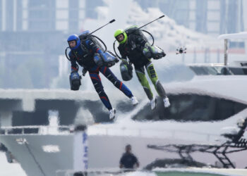 “Έφοδος Ιπταμένων” κατά μήκος στο Λιμάνι του Ντουμπάι (video)