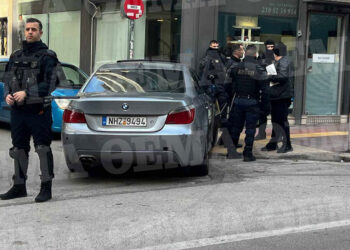 Σύλληψη δύο Τούρκων στο κέντρο της Αθήνας – Βρέθηκαν όπλα στο αυτοκίνητό τους.