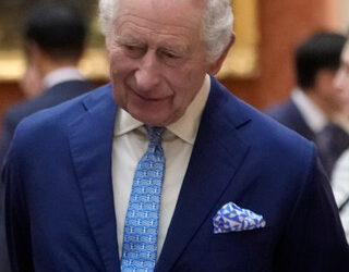 Φόρο τιμής στον τέως βασιλιά Κωνσταντίνο και ξάδερφό του απέτισε ο βασιλιάς Κάρολος,