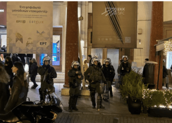 Χτύπησαν Αξιωματικό της ΕΛ.ΑΣ με κράνος  στο κεφάλι …Ακούνητοι οι Αστυνομικοί της Συνοδείας του (video)