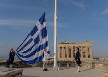 Δέος στον Ιερό Βράχο της Ακρόπολης …Έπαρση της Σημαίας (vid)