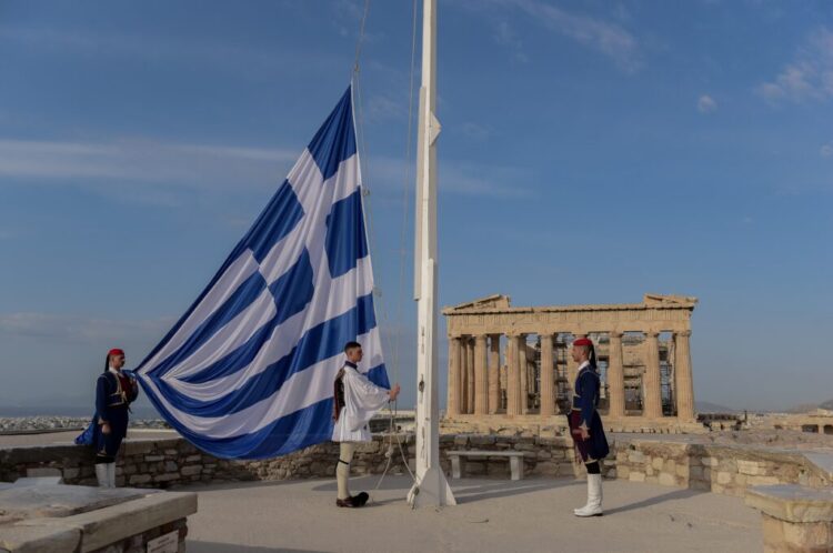 Δέος στον Ιερό Βράχο της Ακρόπολης …Έπαρση της Σημαίας (vid)