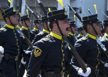 Ευέλπιδες και ΟΥΚάδες τραγουδούν «Μακεδονία ξακουστή» στη Στρατιωτική παρελαση ( video)