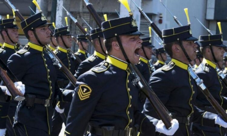 Ευέλπιδες και ΟΥΚάδες τραγουδούν «Μακεδονία ξακουστή» στη Στρατιωτική παρελαση ( video)