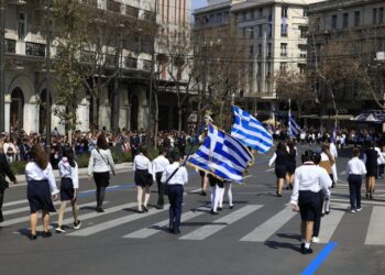 Πλήθος κόσμου παρακολούθησε την μαθητική παρέλαση για την 25η Μαρτίου