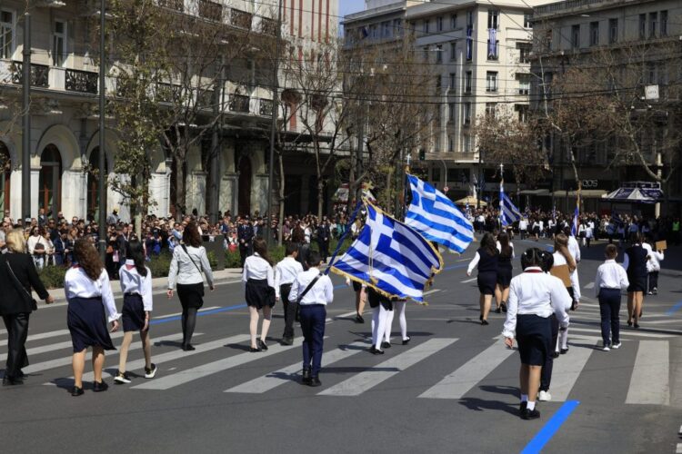 Πλήθος κόσμου παρακολούθησε την μαθητική παρέλαση για την 25η Μαρτίου