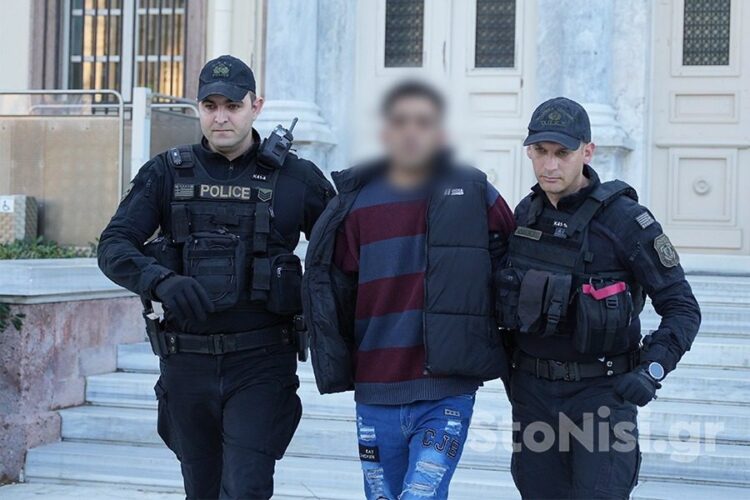 Καμπάνα 8 ετών στον 22 χρόνο Αφγανό που …Λαμπάδιασε το 2020 το ΚΥΤ της Μόριας