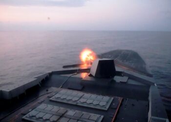 Η στιγμή που  χαράματα  το Πυροβόλο των 5 ιντσών της Φ/Γ ΥΔΡΑ …Παίρνει φωτιά  στον Κόλπο του Άντεν (φωτό)