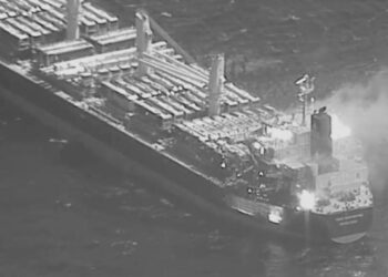 Χτυπήθηκε με πύραυλο  εμπορικό πλοίο ανοιχτά της Υεμένης