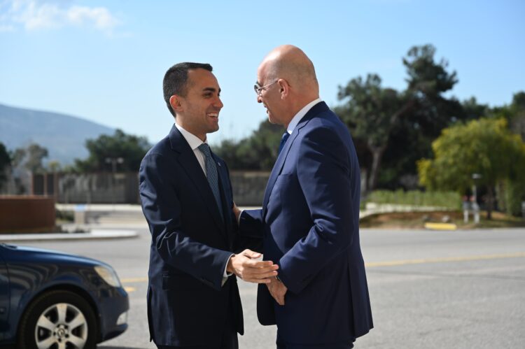 Συνάντηση ΥΕΘΑ Δένδια με τον ειδικό εκπρόσωπο της Ε.Ε. στον Περσικό Κόλπο, όπου συζητήθηκε η Επιχείρηση «Ασπίδες»