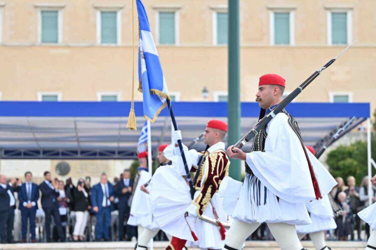 Παρουσία ΥΕΘΑ Δένδια & Στρατιωτικής Ηγεσίας στην παρέλαση για την Εθνική Επέτειο της 25ης Μαρτίου