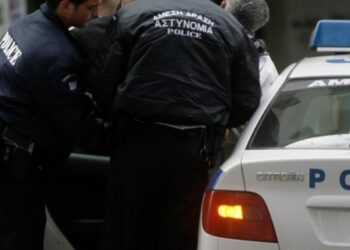 Χειροπέδες σε δύο αστυνομικούς από τις Εσωτερικές Υποθέσεις