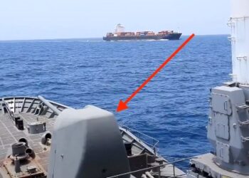 Εκεί που επιχειρεί η Φρεγάτα ΥΔΡΑ…Με το Πυροβόλο των 5 ιντσών σε πρώτο πλάνο (video)