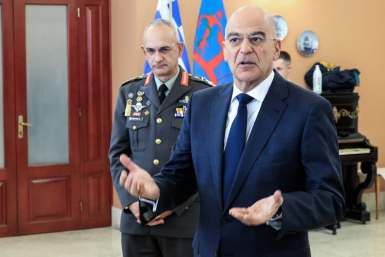 Απορρίπτει την αντικατάσταση των …Κληρωτών με επαγγελματίες ο ΥΕΘΑ Δένδια