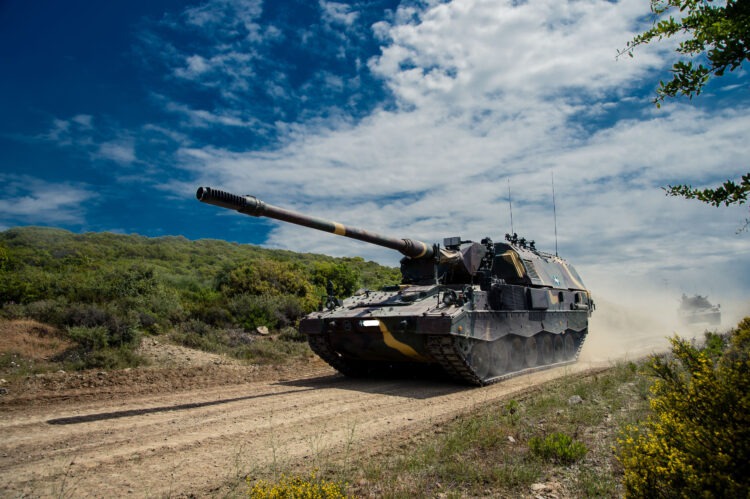 Βολές Πυροβολικού στην Παραλία των Πετρωτών