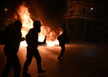 Επίθεση κουκουλοφόρων με βόμβες Μολότοφ κατά της Διμοιρίας των ΜΑΤ στα Εξάρχεια!