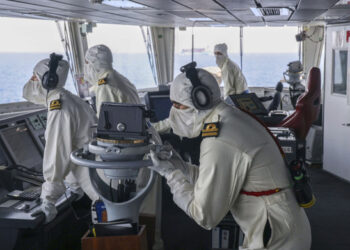 3 Πύραυλοι των Χούθι χτύπησαν δεξαμενόπλοιο στην Ερυθρά …